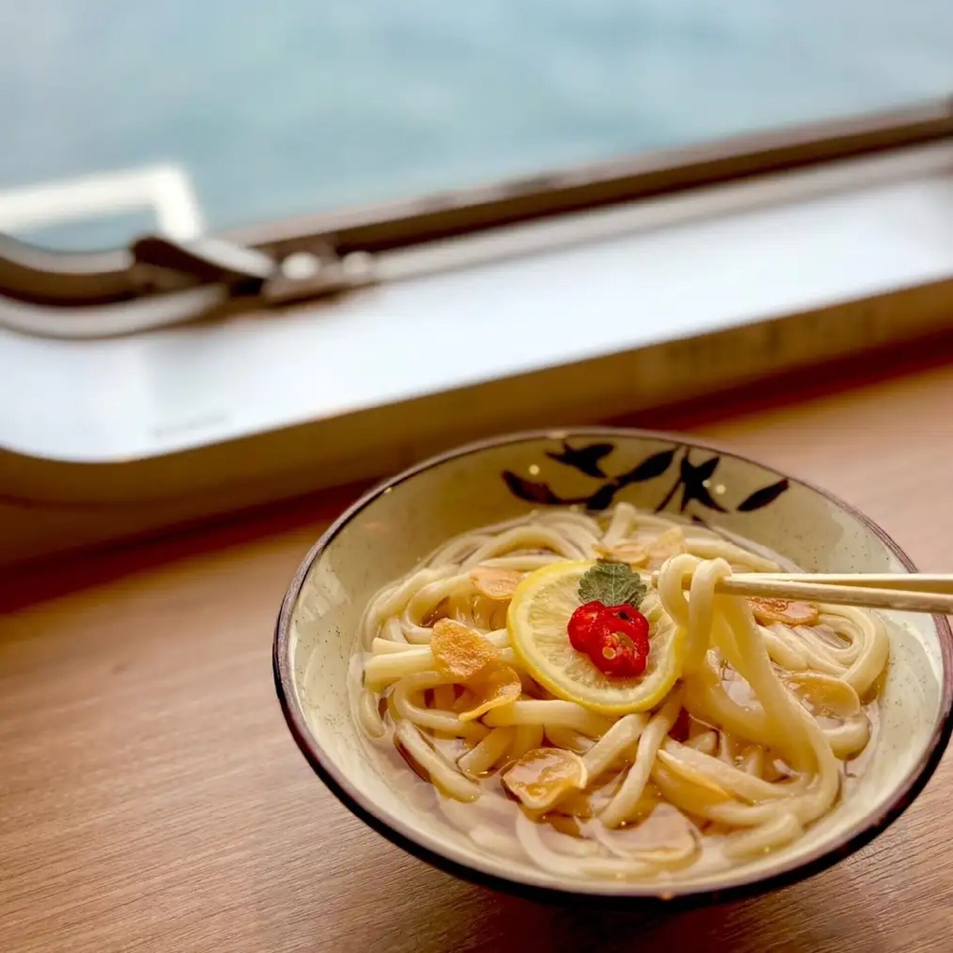 船内新メニュー】10/1から「さぬきレモンペペロンうどん」を発売